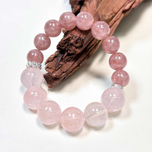 A girl wearing a pink crystal strawberry crystal bracelet on her wrist makes a wish, symbolizing the attraction of a beautiful love and the fulfillment of wishes. It is suitable as an aid for confessing love.