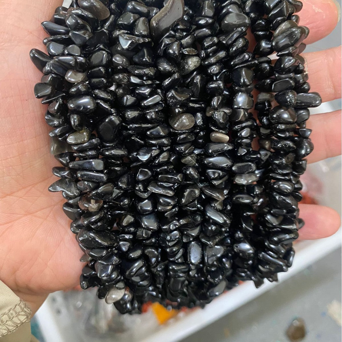 The tourmaline mixed with crushed stones, which gathers the energy of seven colors, brings all-round joy and harmony. Just one pack can create a rainbow-like bracelet, which is a colorful gift for healing the body and mind and giving blessings.