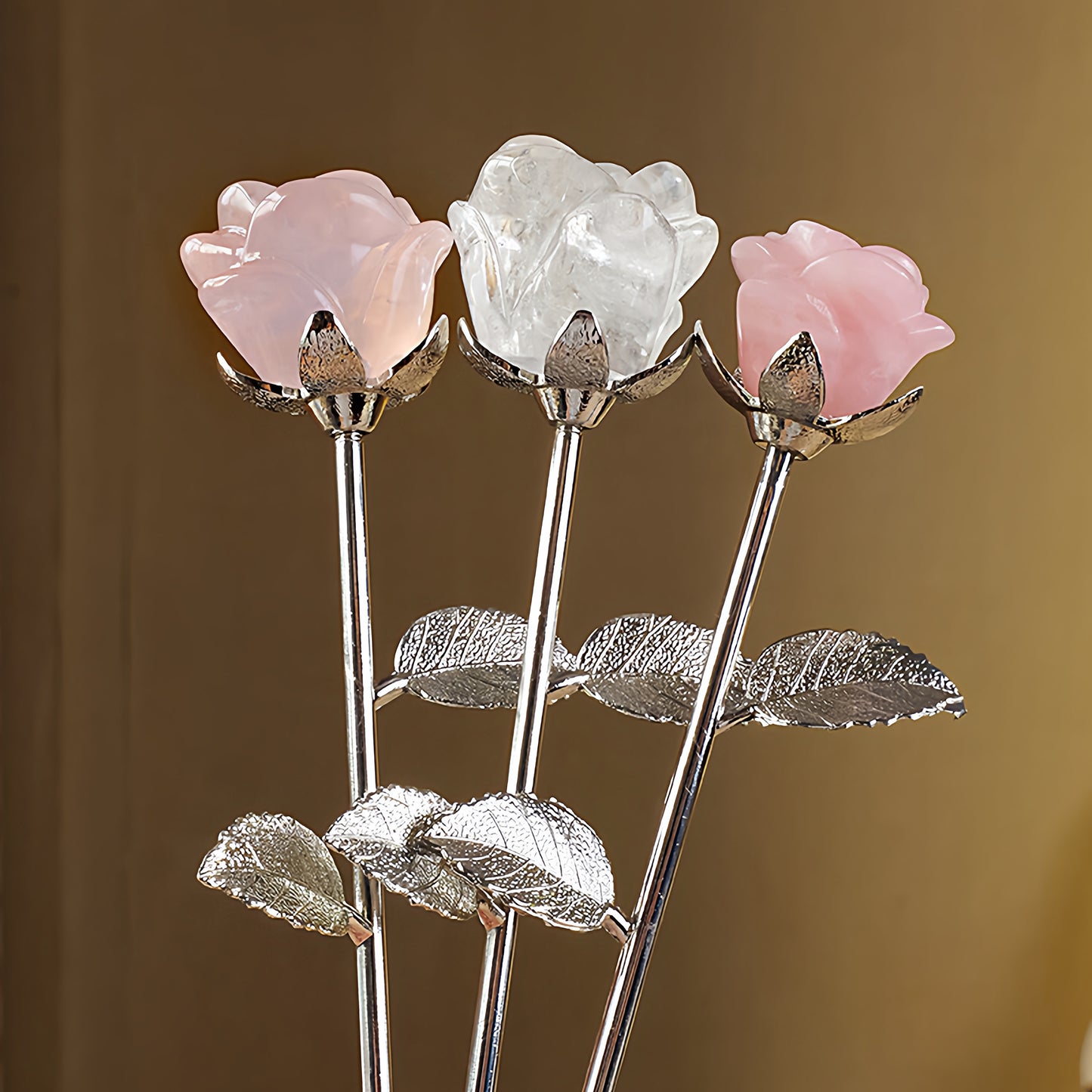 The product, as a wedding commemorative gift, is displayed together with the wedding ring, symbolizing the eternal promise of love.