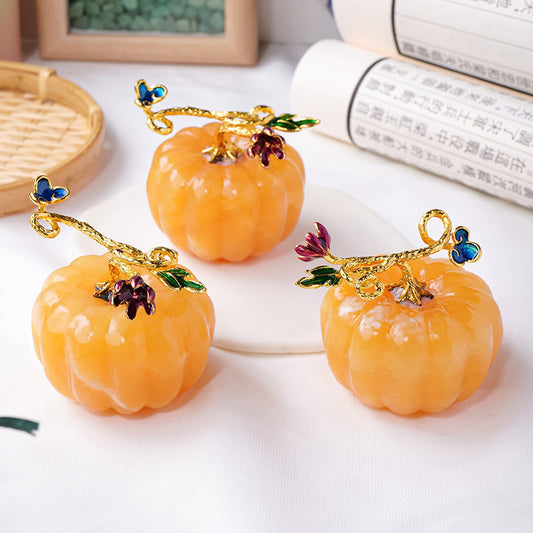 This multi-angle display showcases the smooth shapes and exquisite craftsmanship of pumpkin carvings, highlighting their value as art collectibles.