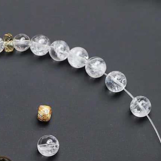 A close-up of the transparent texture of white crystal highlights its energy purification and frequency enhancement characteristics