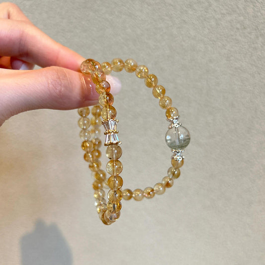 The exquisite multi-ring bracelet wearing effect symbolizes modern women's pursuit of financial independence and career success