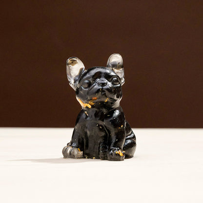 The decorative effect of the crystal puppy on the bookshelf