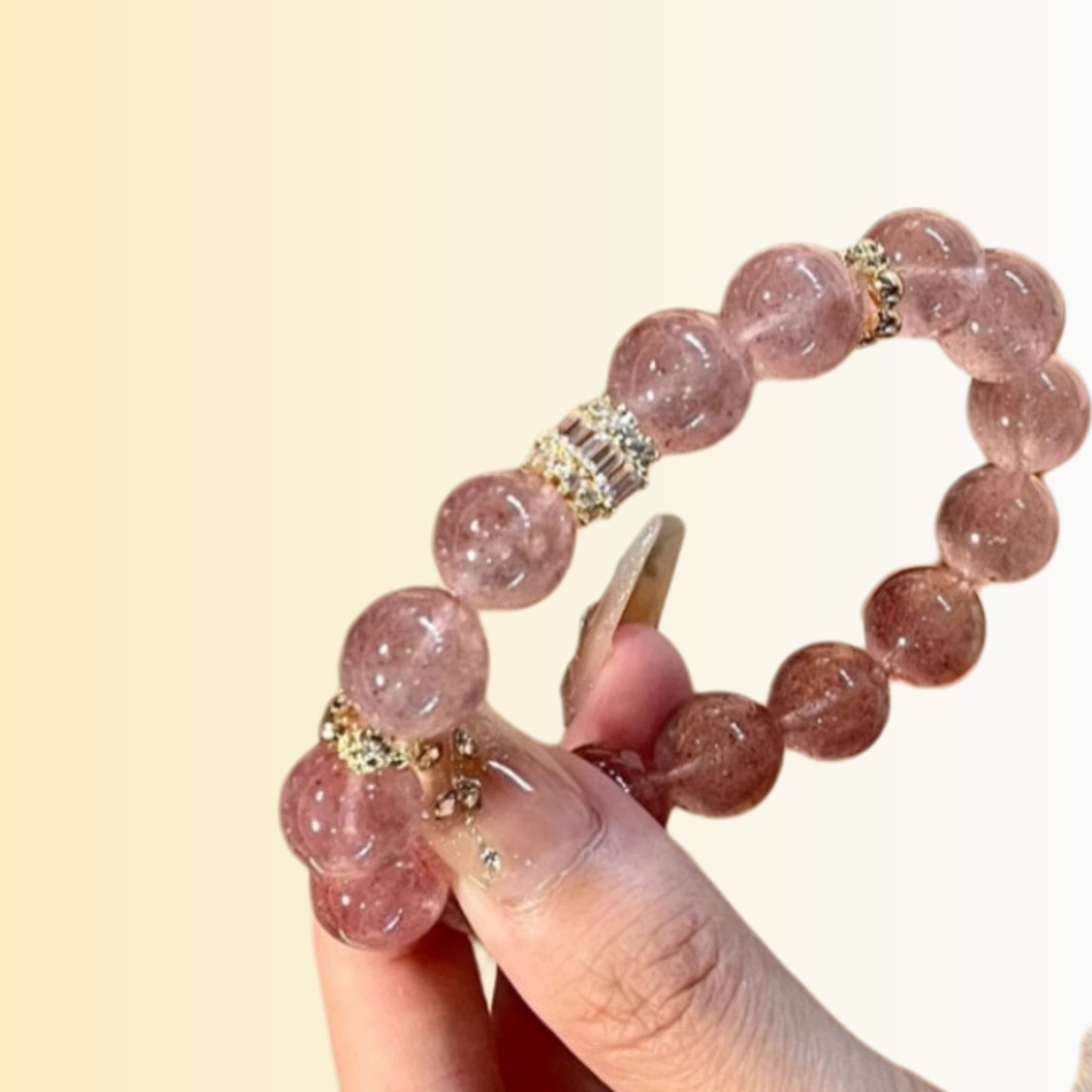 The wearing effect of the strawberry crystal bracelet highlights its energy characteristic of attracting true love and romance