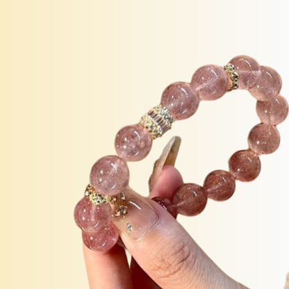 The wearing effect of the strawberry crystal bracelet highlights its energy characteristic of attracting true love and romance