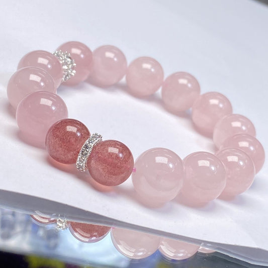 The wearing effect of the bracelet highlights the energy characteristics of attracting true love and improving interpersonal relationships