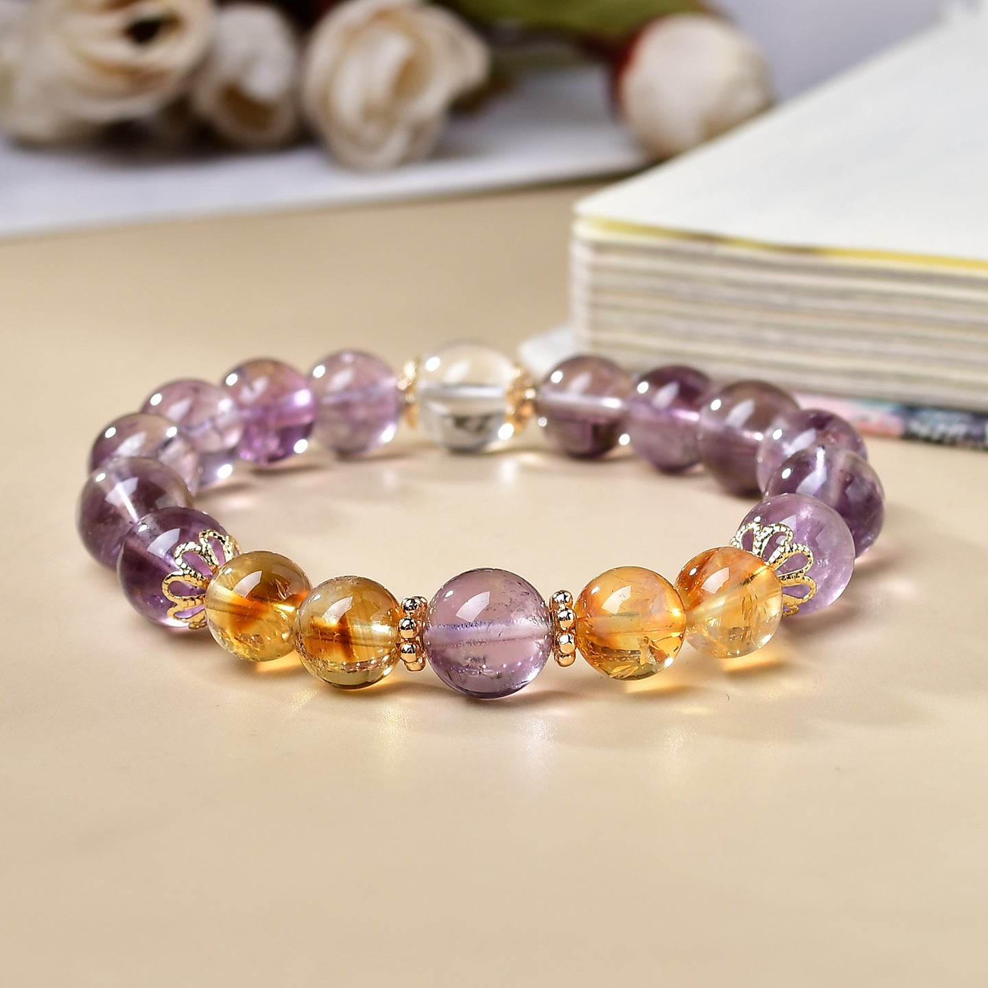 The theme display of wealth and good luck symbolizes the simultaneous arrival of fortune and good luck