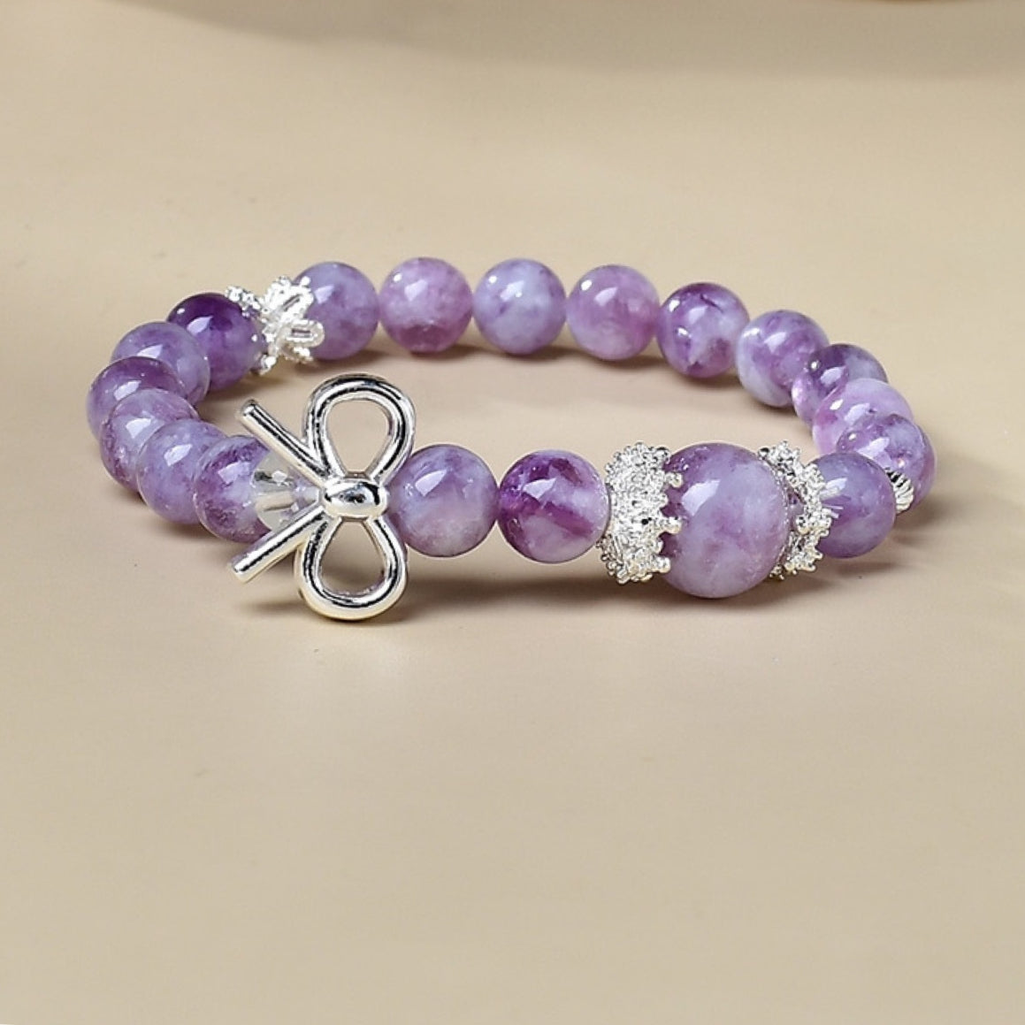 The wearing effect in social scenarios showcases its characteristics of enhancing interpersonal relationships and attracting influential people