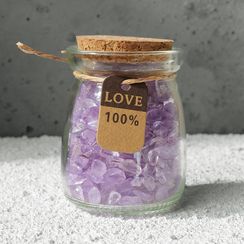 The crystal bottle is placed beside the pillow, along with a diary and a pen, to record gratitude before going to bed.