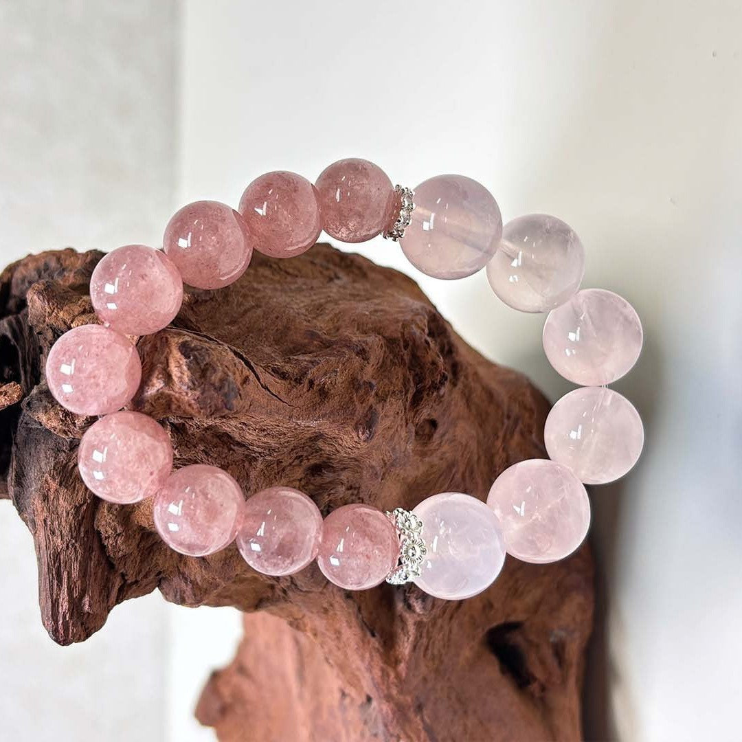 A bracelet placed on the bedside table in the bedroom as a feng shui item symbolizes activating the energy field of love and attracting true love to approach.