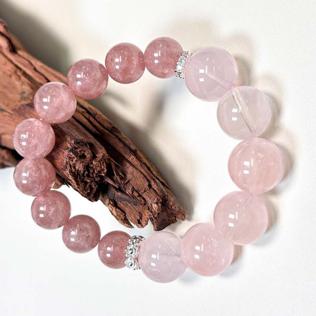 A pair of pink crystal strawberry crystal bracelets as a gift for best friends symbolize a strong yet gentle friendship. They are exquisitely packaged and presented in a scene-based way.