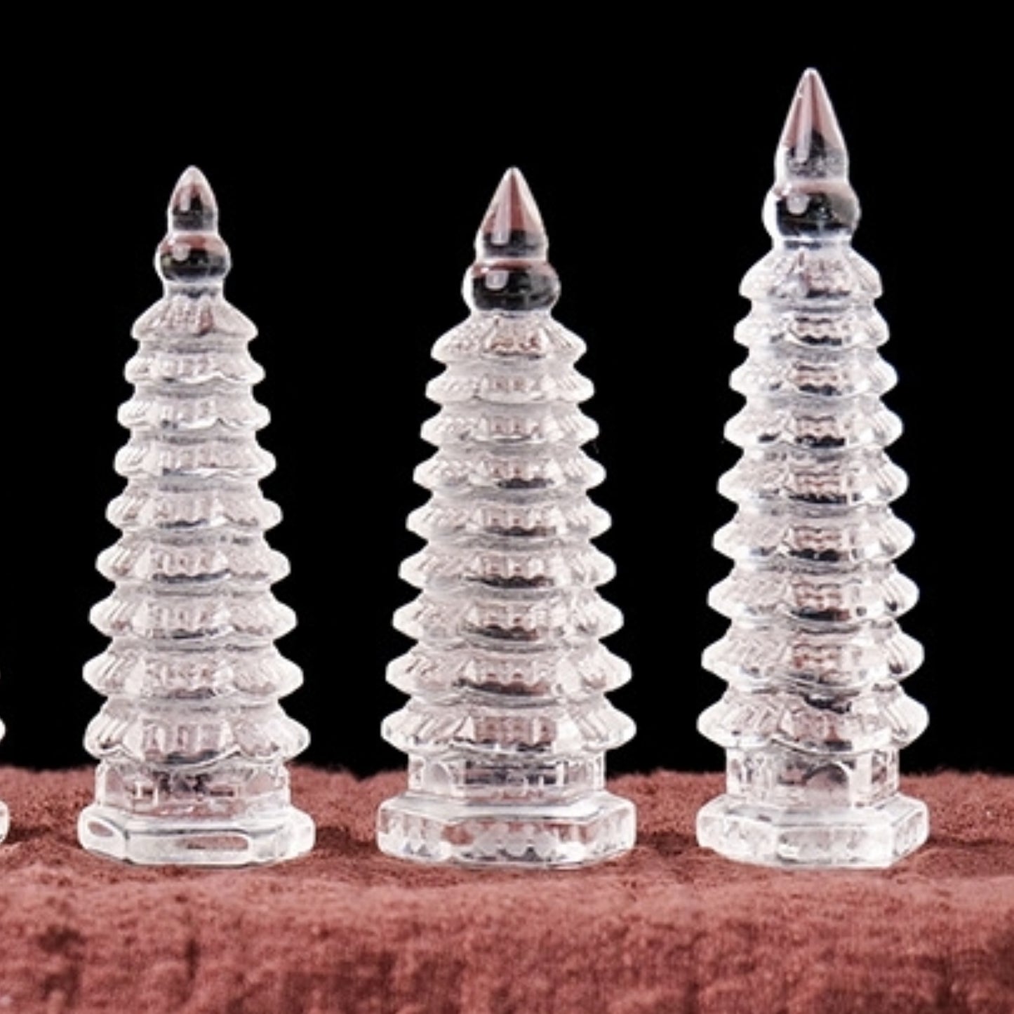 The tower, as a gift, is exquisitely wrapped in black wrapping paper and hemp rope, symbolizing a successful presentation.