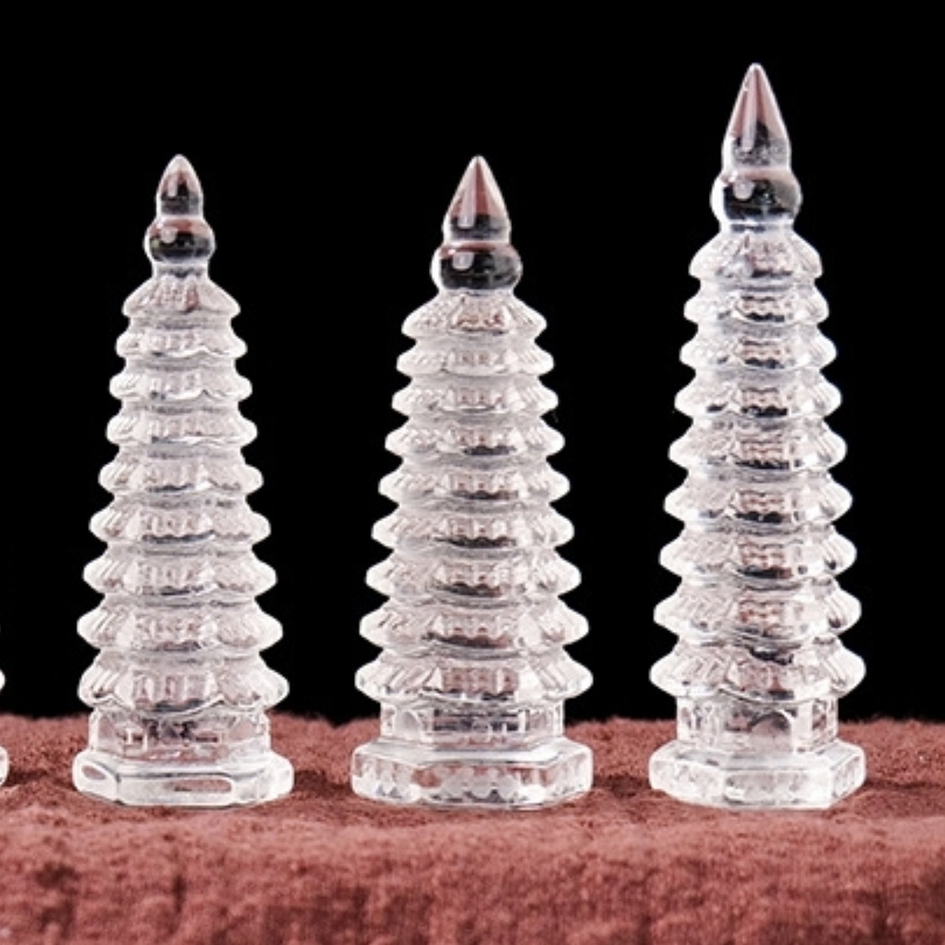 The tower, as a gift, is exquisitely wrapped in black wrapping paper and hemp rope, symbolizing a successful presentation.