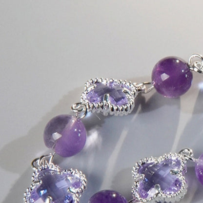 The wearing effect of the bracelet is displayed. The four-leaf clover design symbolizes the exclusive lucky protection for women