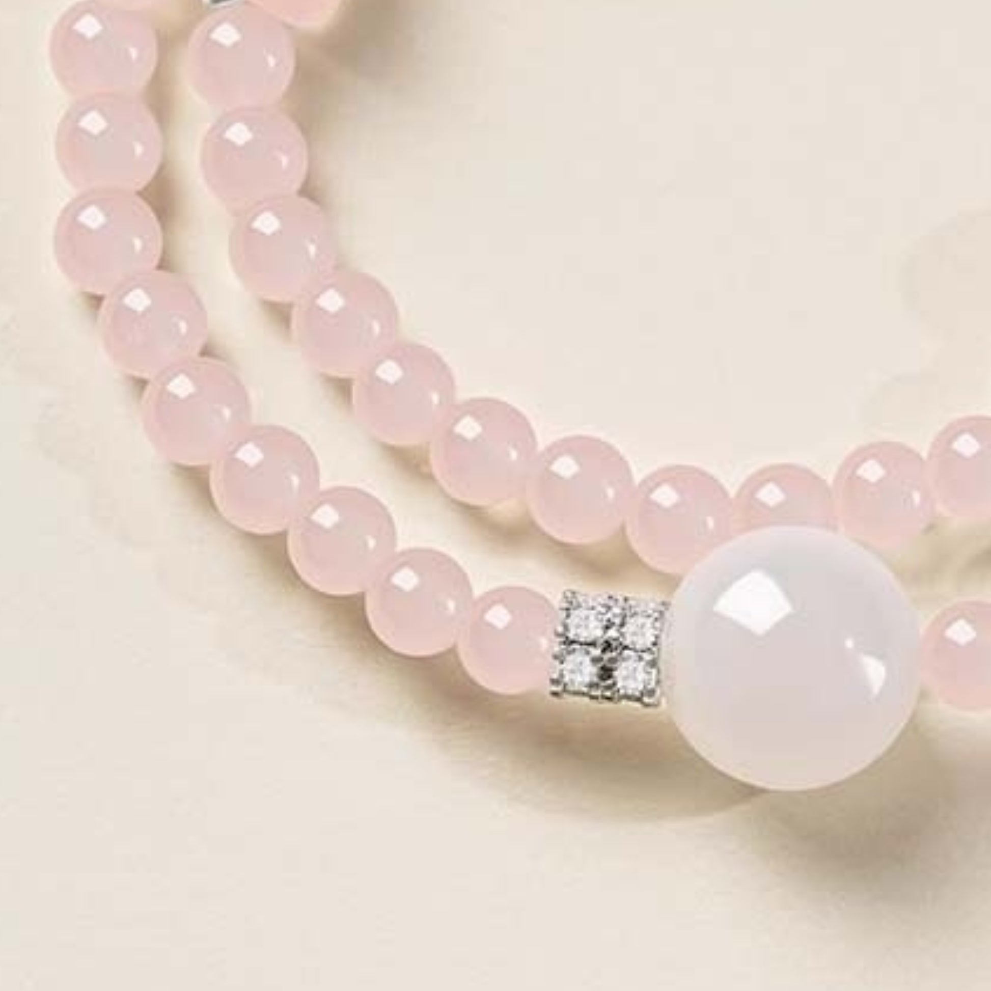 In daily wearing scenarios, rose quartz brings continuous good luck and positive energy