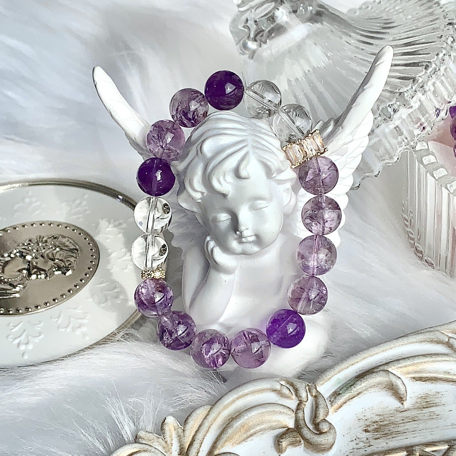 The wearing effect of the bracelet highlights the efficacy of amethyst in enhancing intuition and spiritual perception