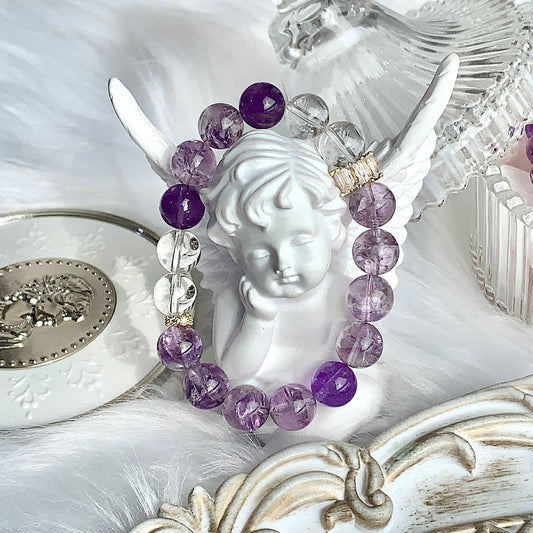 The wearing effect of the bracelet highlights the efficacy of amethyst in enhancing intuition and spiritual perception