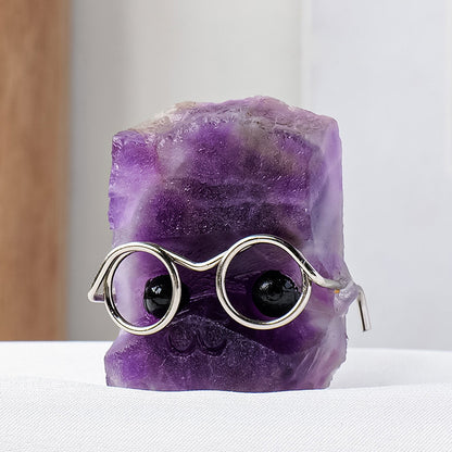 A hedgehog figurine placed together with a pair of rings symbolizes "the company of wisdom".