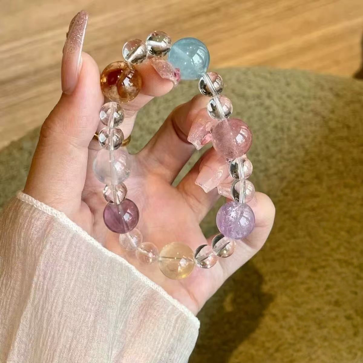 A close-up of the yellow hair crystal in the bracelet shows its golden hair strands, symbolizing wealth and prosperity. It is suitable for business people to wear.