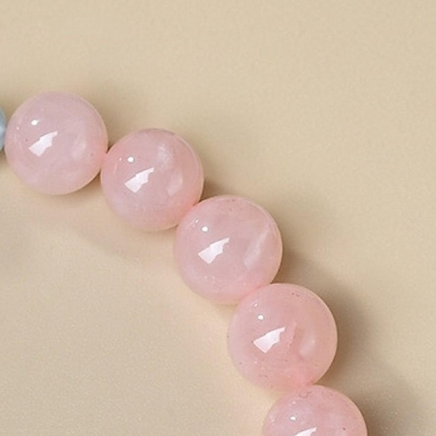 Wearing it in study scenarios, white crystal enhances concentration, while yellow crystal boosts academic fortune