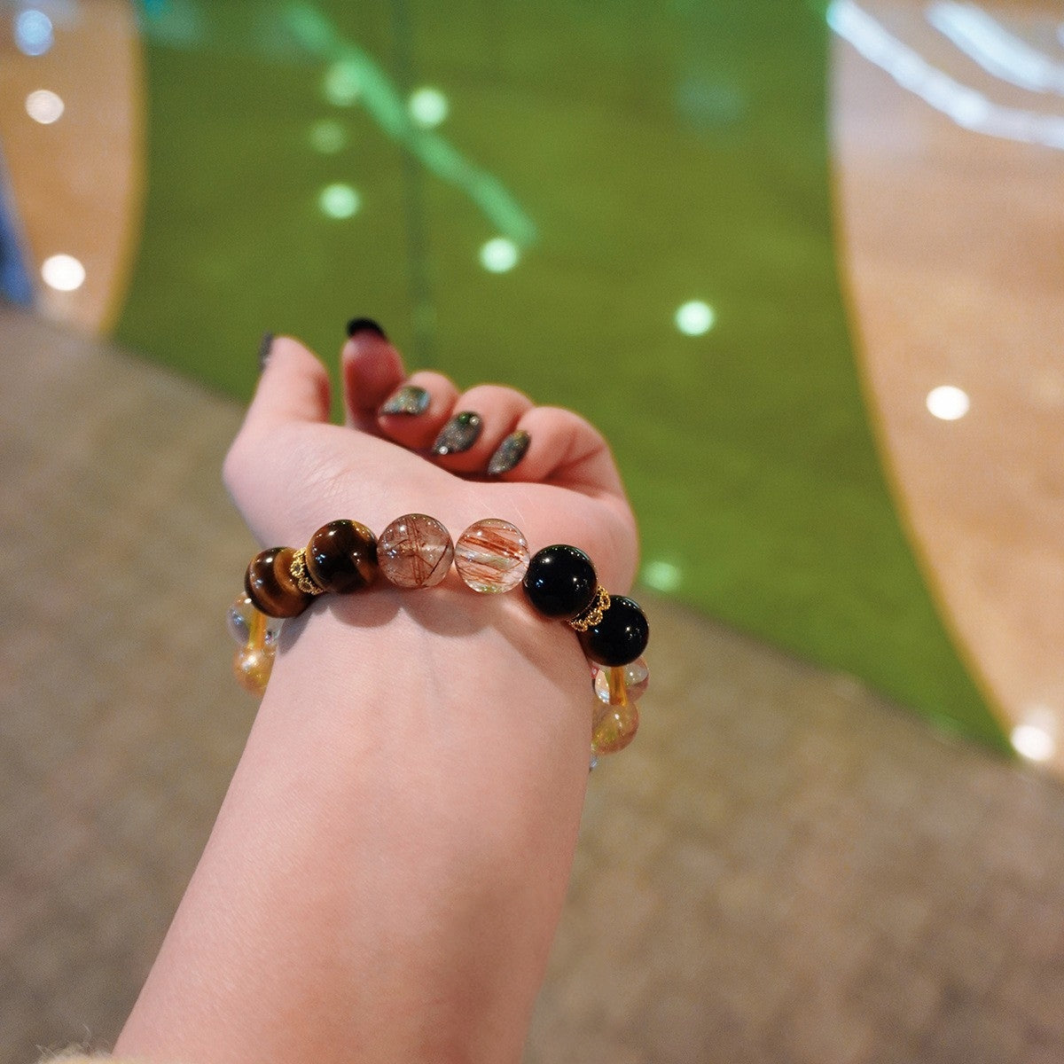 The detailed display of the seven-color luster of the Asestle stone highlights its high-frequency vibration and consciousness enhancement functions