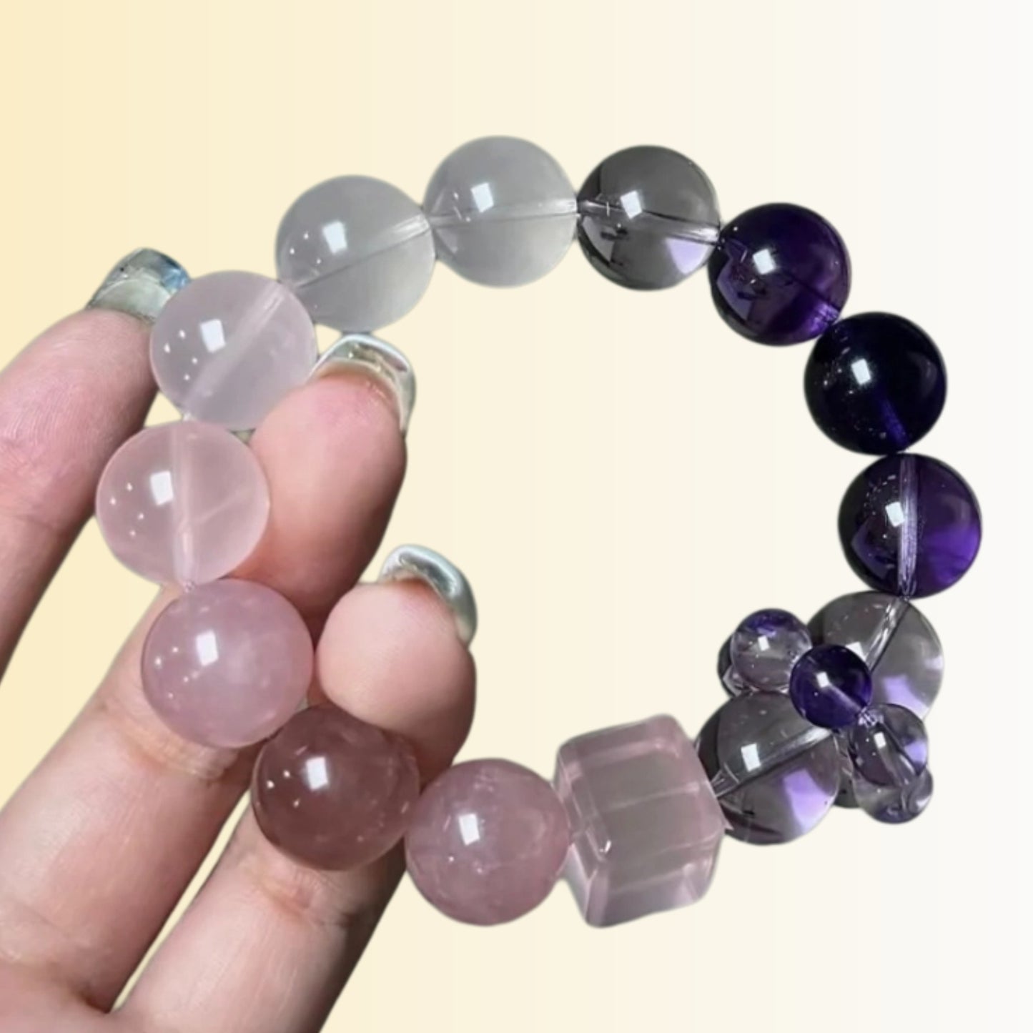 The exquisite gift box packaging of the bracelet is presented as a birthday gift, symbolizing good wishes and energy protection