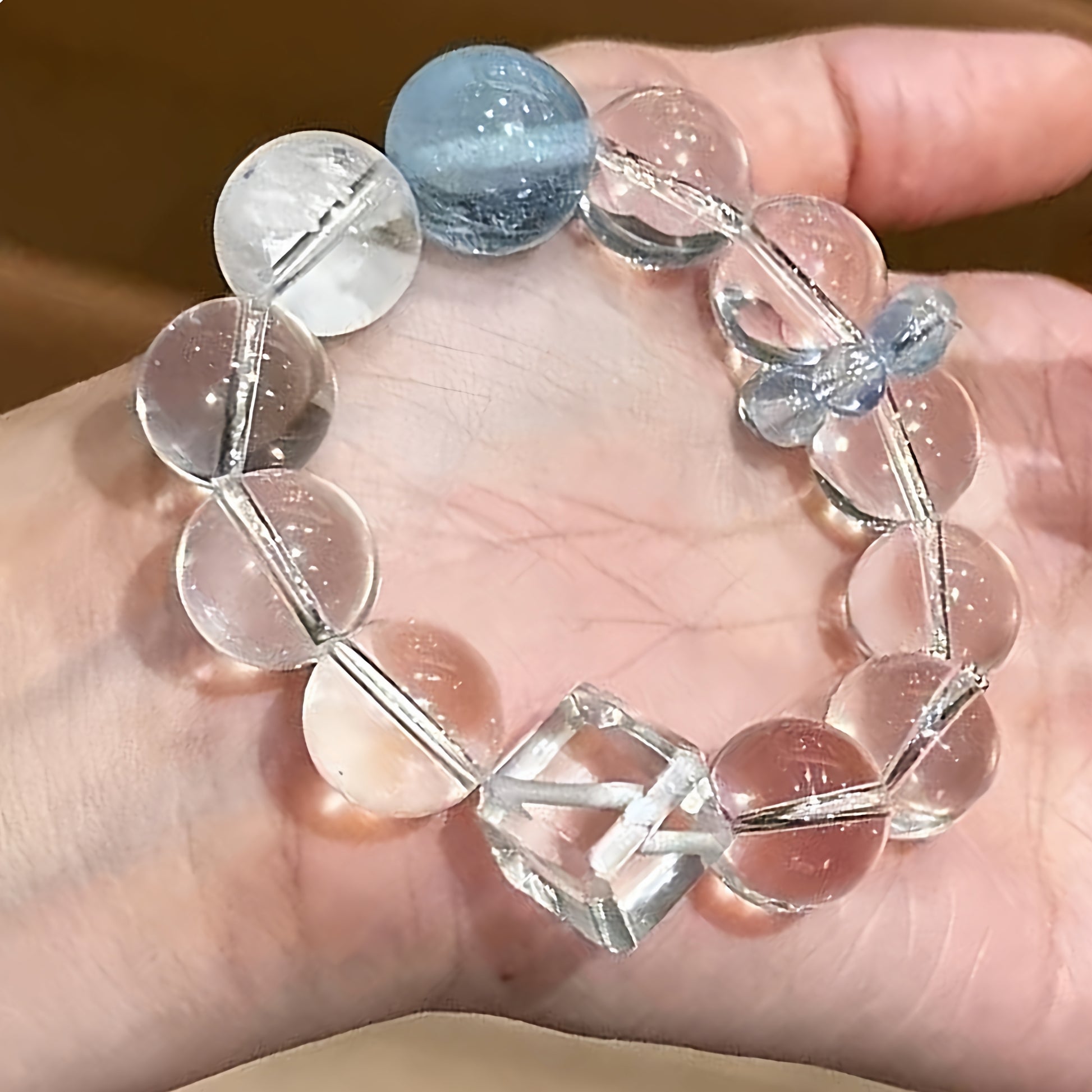 This bracelet, made of Brazilian white crystal and aquamarine, and paired with a sliding metal running ring, showcases energy flow and purification effects.