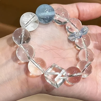 This bracelet, made of Brazilian white crystal and aquamarine, and paired with a sliding metal running ring, showcases energy flow and purification effects.