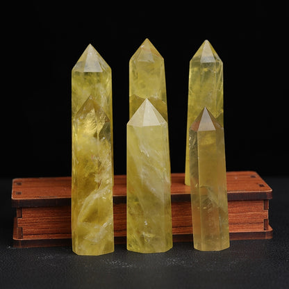 Close-up of the single-pointed hexagonal shape and crystal texture of the yellow crystal column