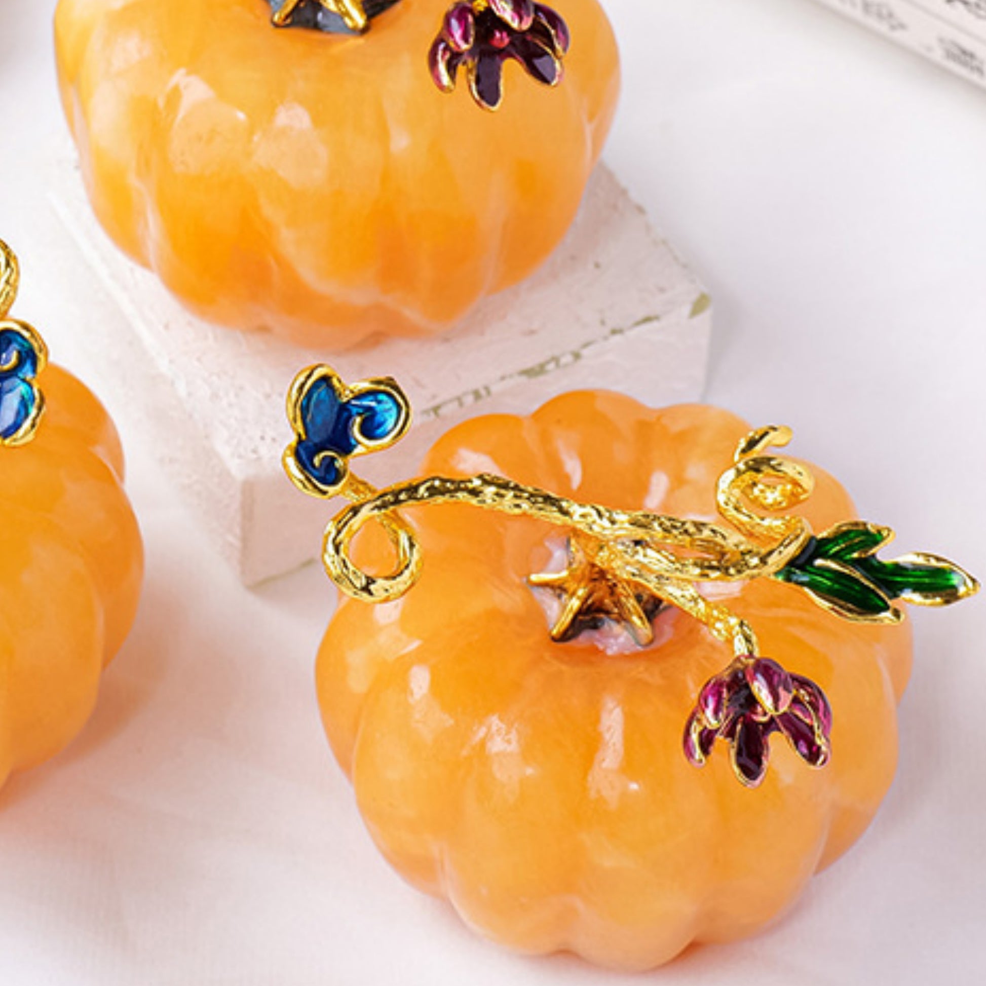 A close-up of the exquisite carving details and the flowing golden inclusions inside the golden frozen stone pumpkin showcases its natural energy and beauty.