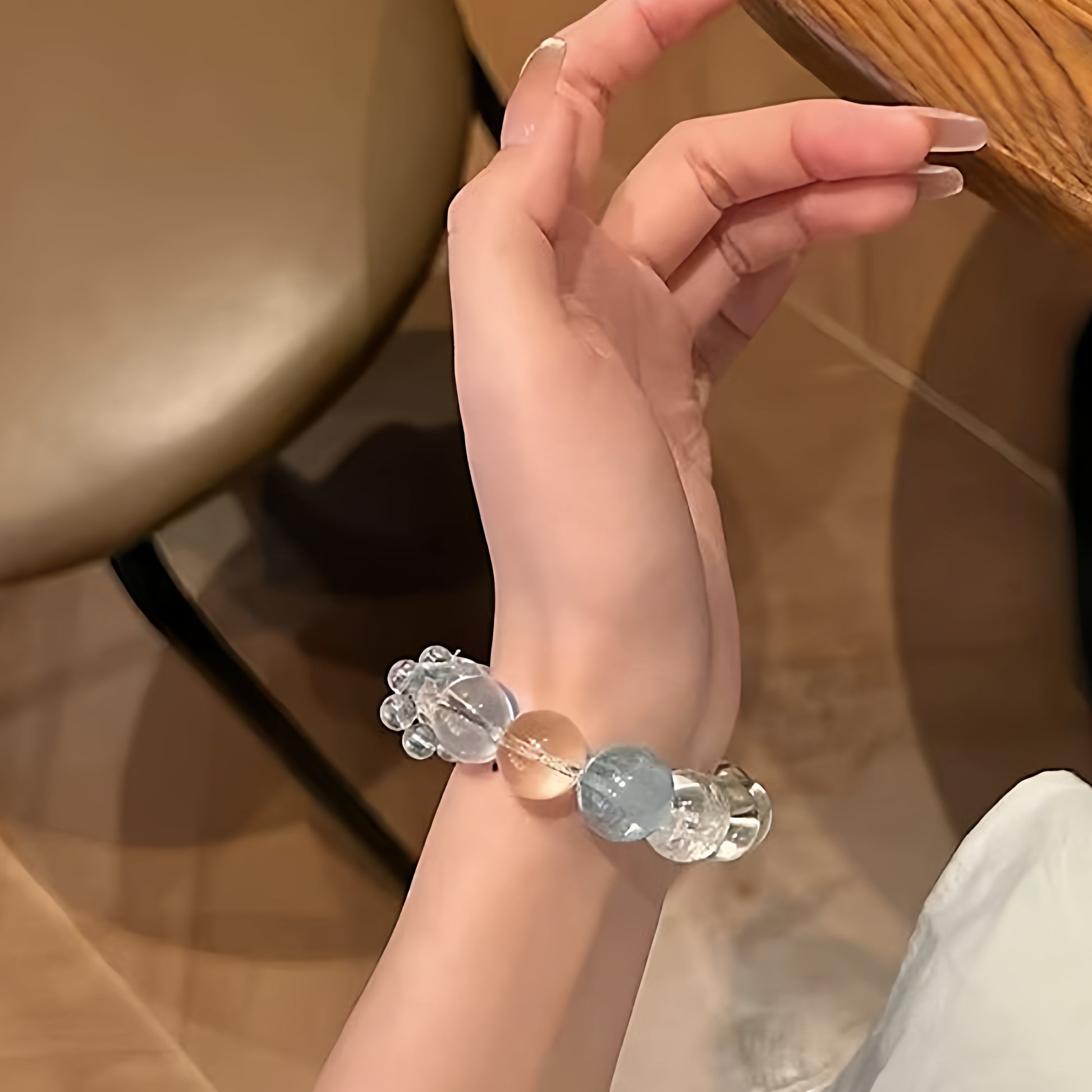 White crystal amplifies inspiration, while aquamarine expresses it clearly. This bracelet is the perfect companion for creative workers at their desks.