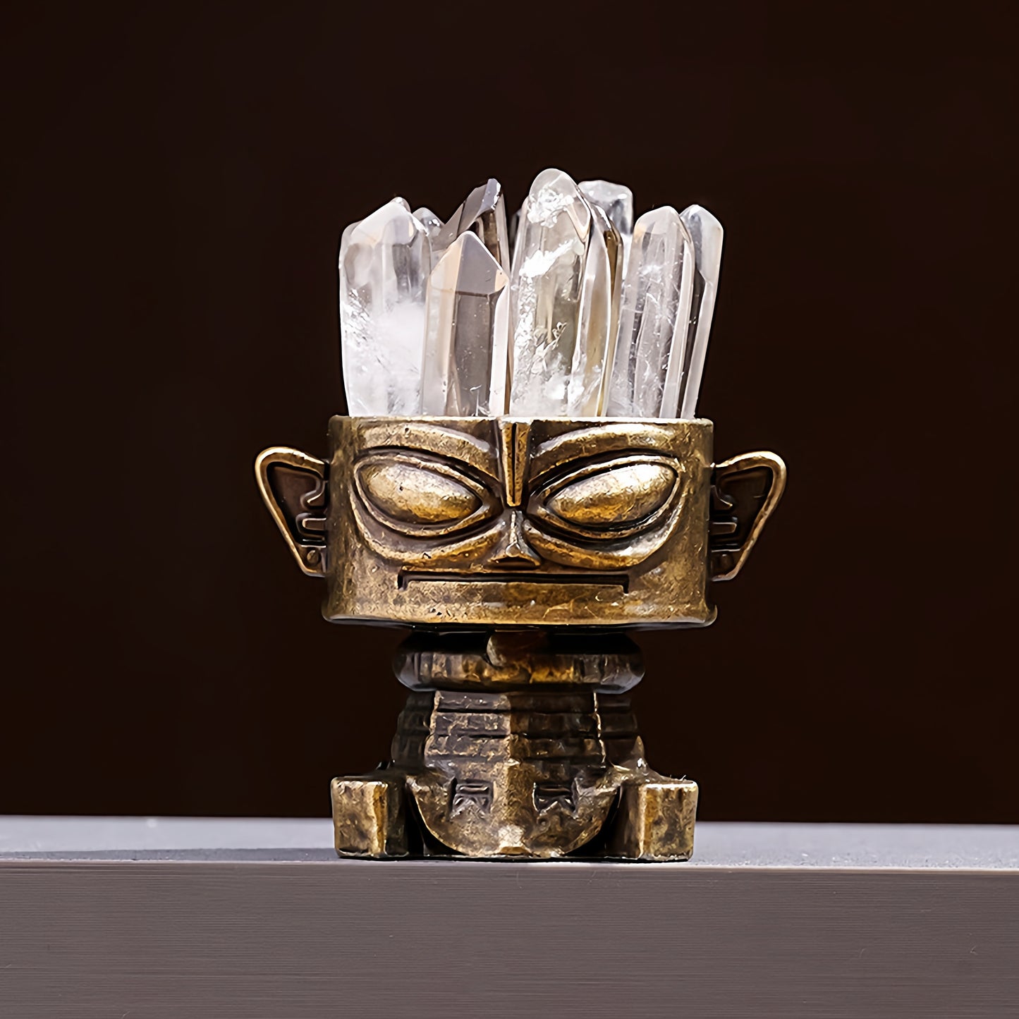 The product is placed in a modern and minimalist living room, creating a strong and harmonious aesthetic contrast with the grey sofa and green plants.