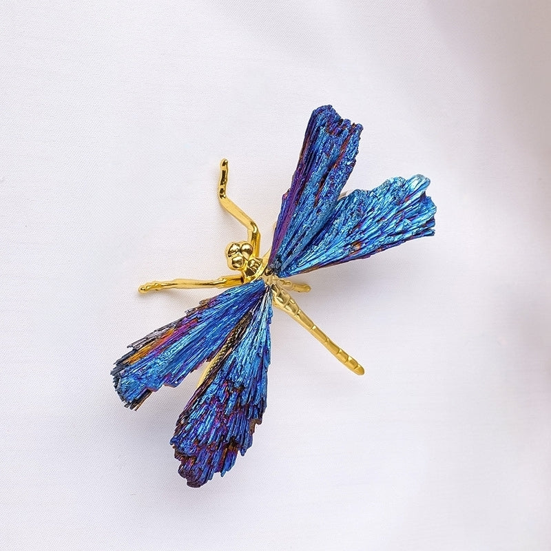 Displayed together with the tea sets on the coffee table in the living room, it showcases the fusion of Eastern and Western aesthetics