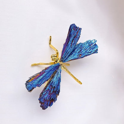 Displayed together with the tea sets on the coffee table in the living room, it showcases the fusion of Eastern and Western aesthetics