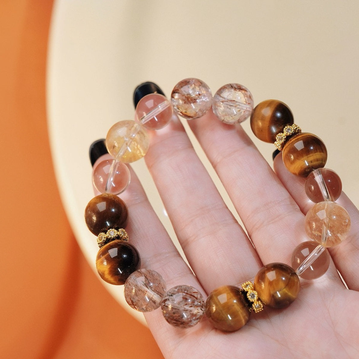 The daily wearing effect of the bracelet showcases its perfect match with modern outfits