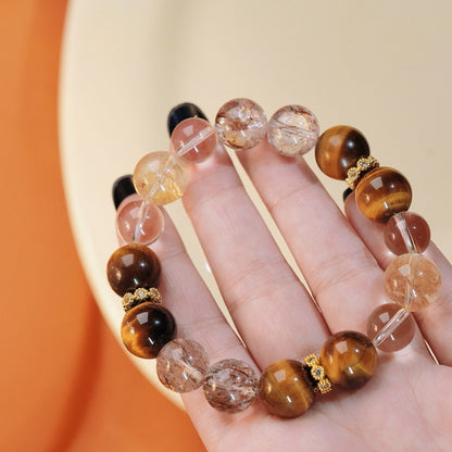 The daily wearing effect of the bracelet showcases its perfect match with modern outfits