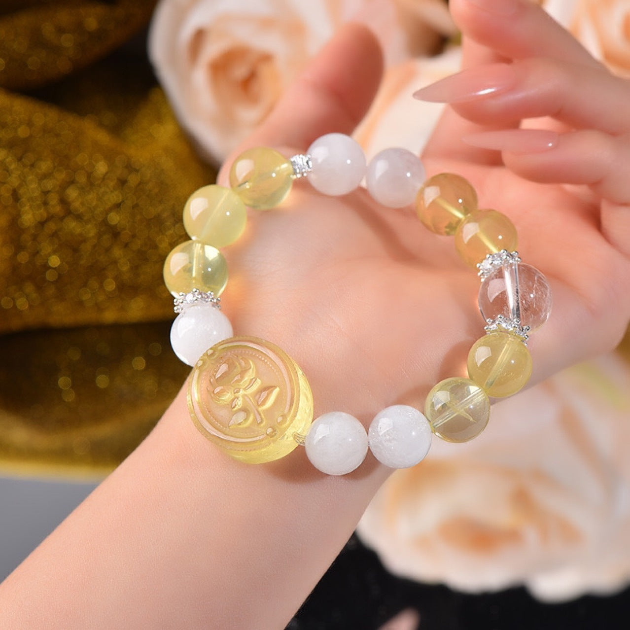 In daily wearing scenarios, the white ghost relieves stress, while the yellow crystal brings positive energy