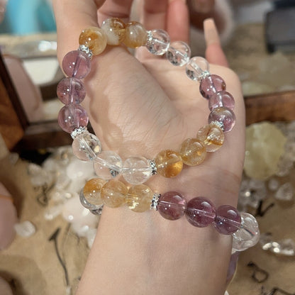 The bracelet is wrapped around the green plants on the desk or the pen holder, serving as a portable feng shui array to stabilize one's personal aura and gather financial fortune.