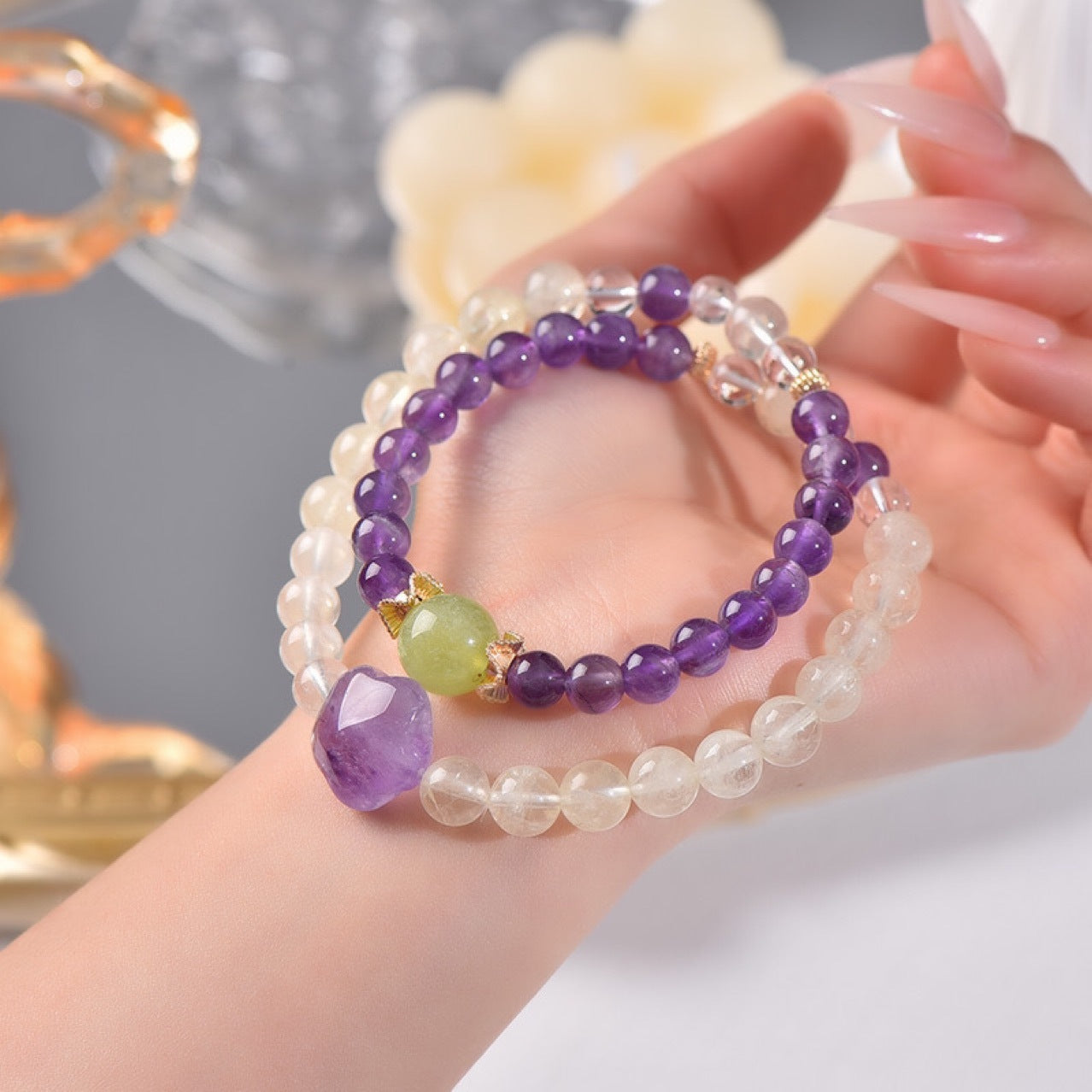 The alternating presentation of yellow and purple crystals represents the balance between material and spiritual aspects