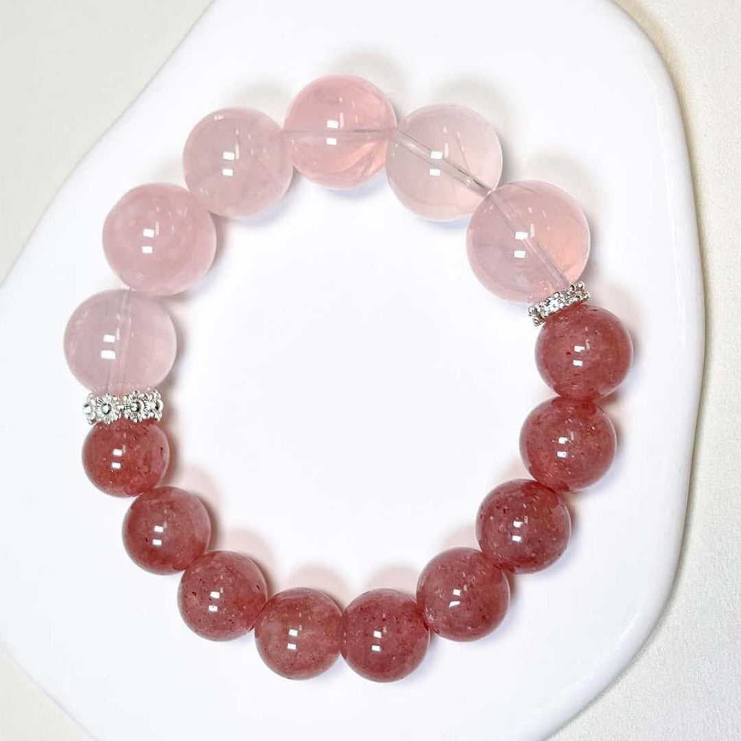 The pink crystal strawberry crystal bracelet, when layered with other fine bracelets, showcases its gentle and versatile style as well as a sense of sophistication.