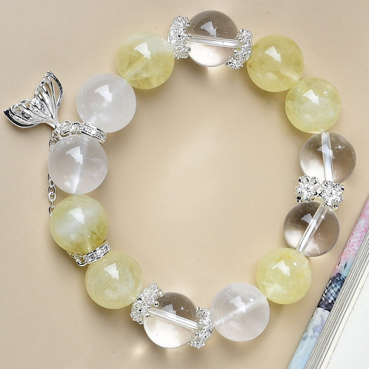 The two-color crystals are alternately displayed, symbolizing emotional balance and energy harmony