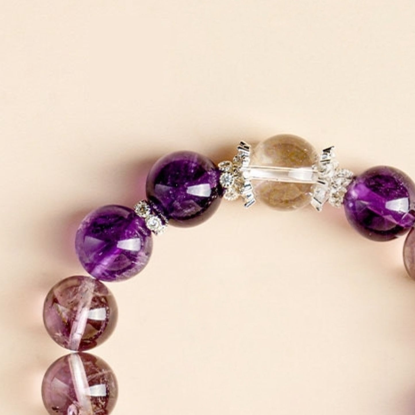 The wearing effect of the bracelet highlights the functions of emotional balance and stress relief