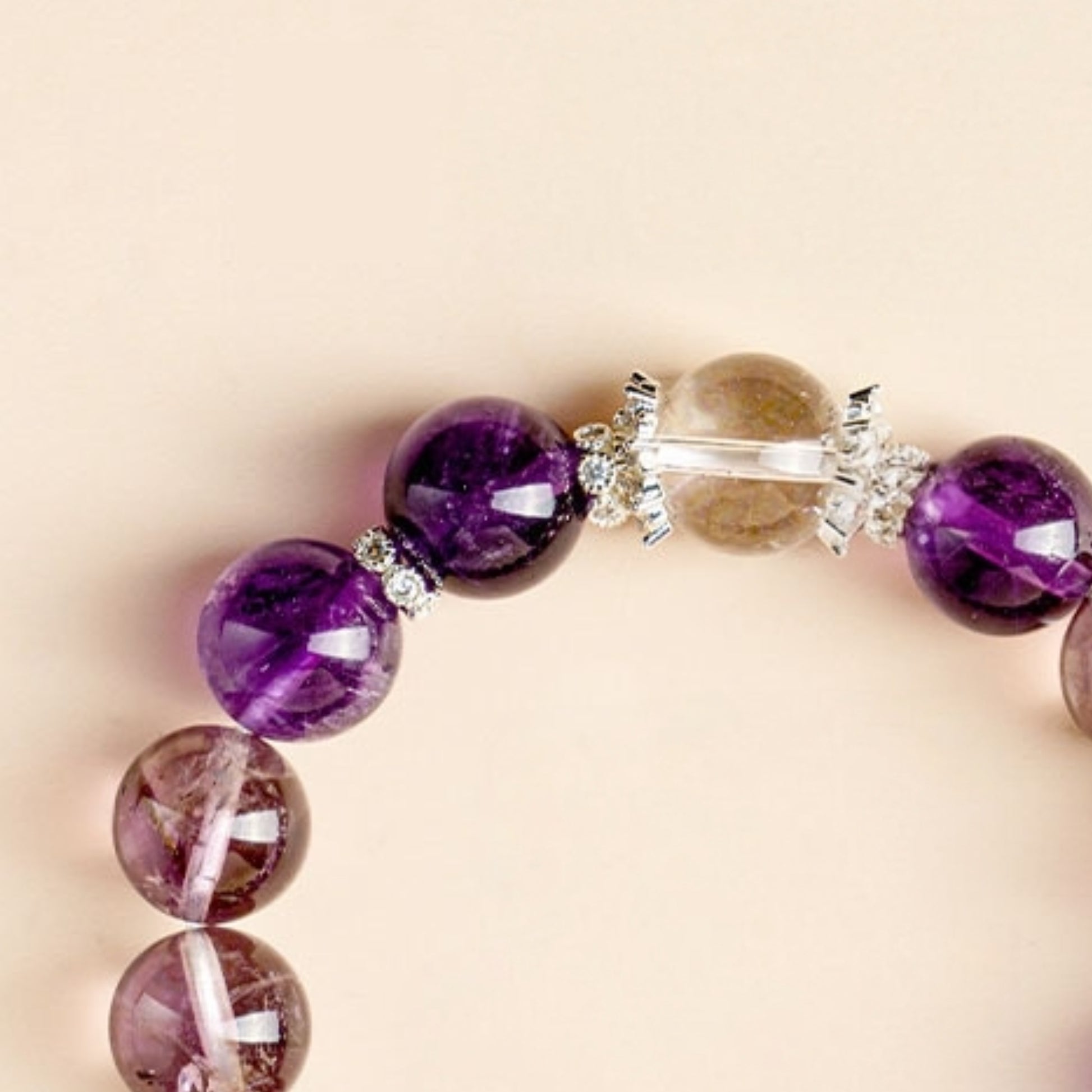 The wearing effect of the bracelet highlights the functions of emotional balance and stress relief