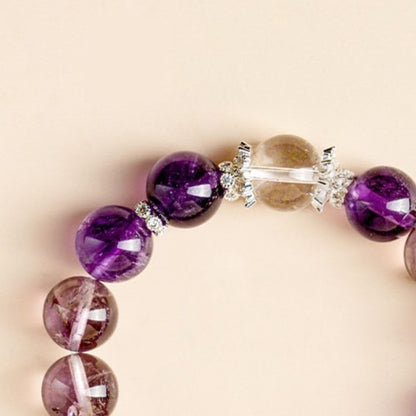 The wearing effect of the bracelet highlights the functions of emotional balance and stress relief