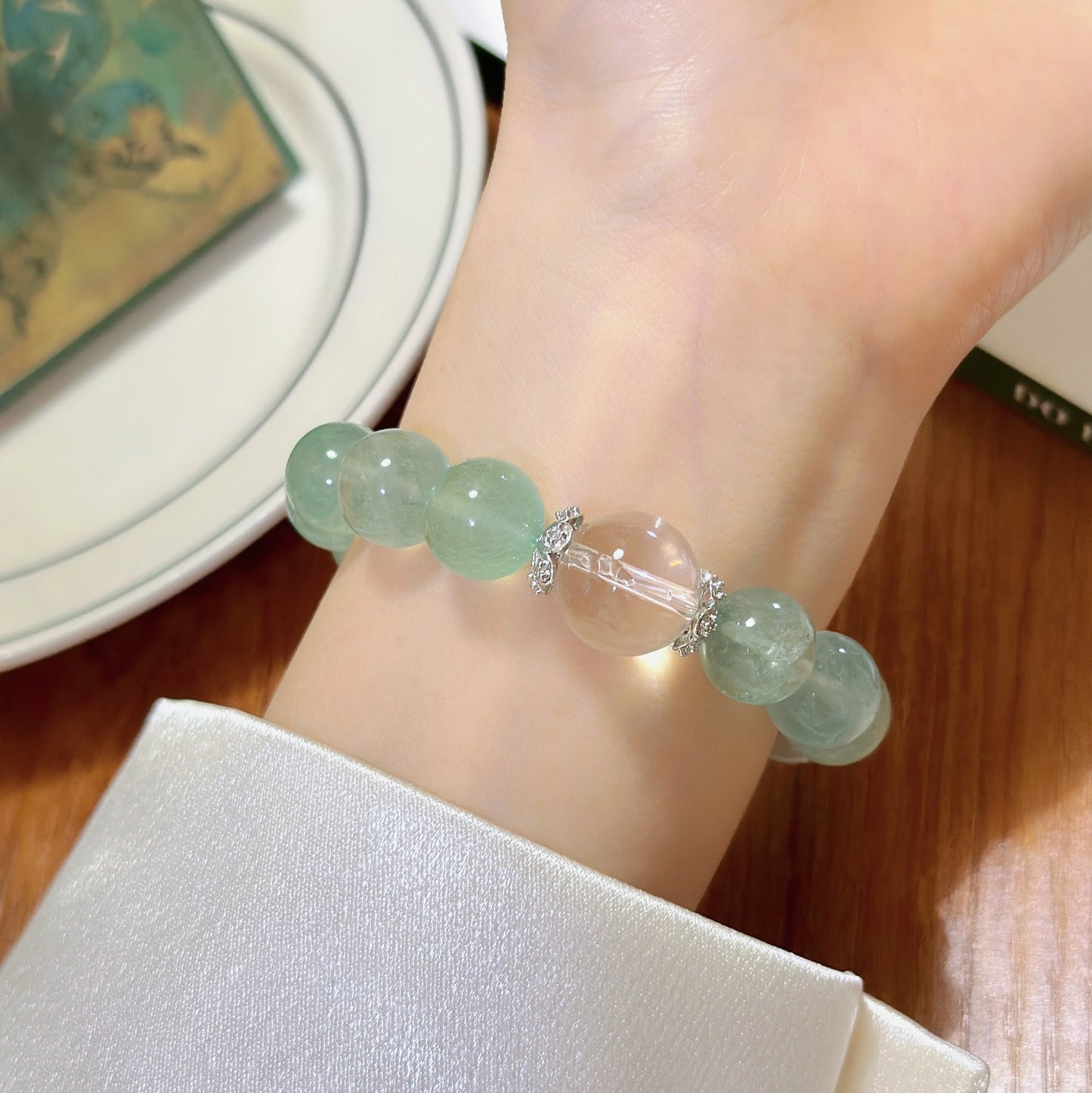 The gentle energy display of green fluorite symbolizes emotional balance and stress relief
