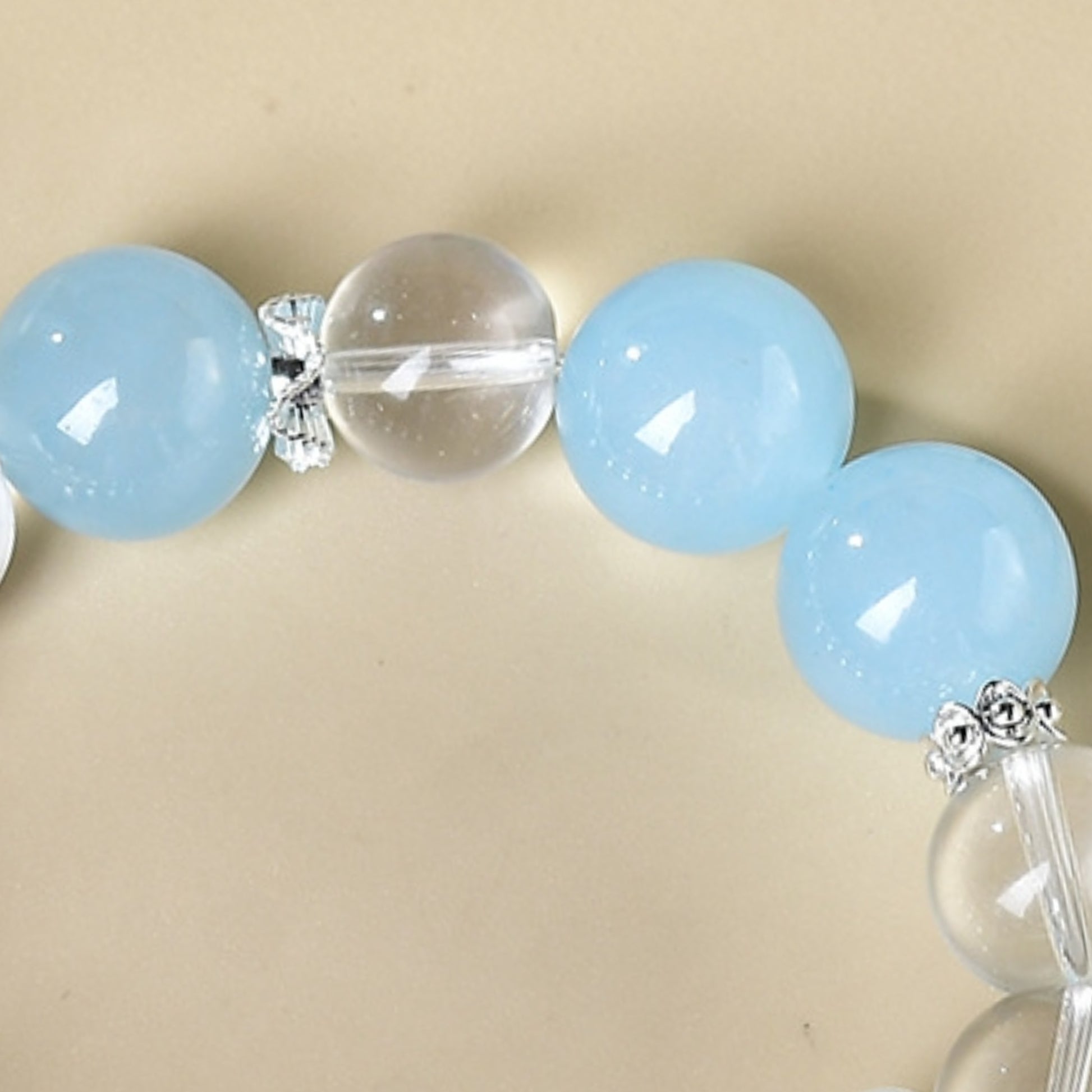 In meditation scenarios, the dual-color energy works together to enhance the effect of practice