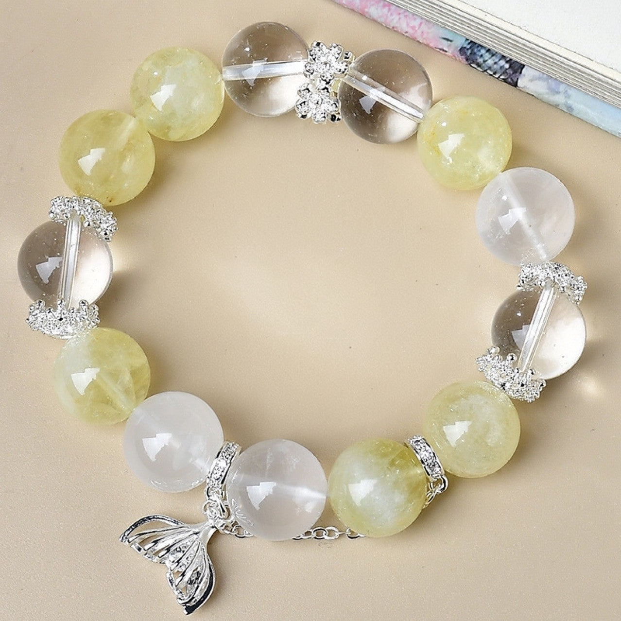 Office scene wearing effect, exquisite accessories suitable for working women