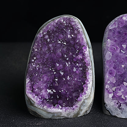 Uruguayan amethyst clusters, as high-end energy artworks, have a display effect on antique shelves or bookshelves that combines both aesthetic appeal and feng shui harmony.