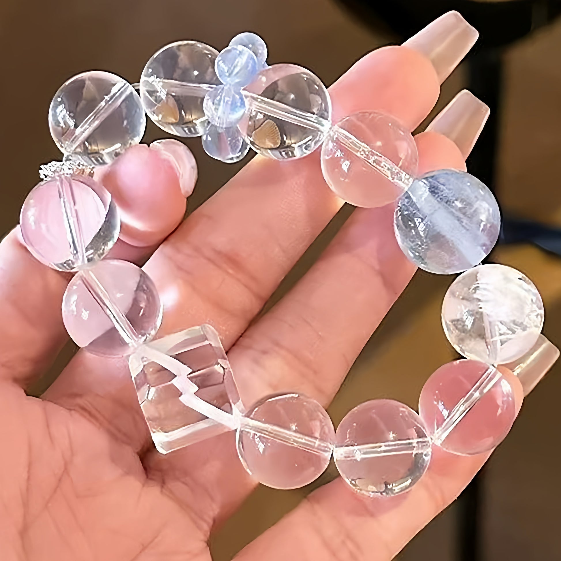 This design bracelet features white crystal cut from sugar cubes and large-sized aquamarine, highlighting its geometric shape and high-end texture.