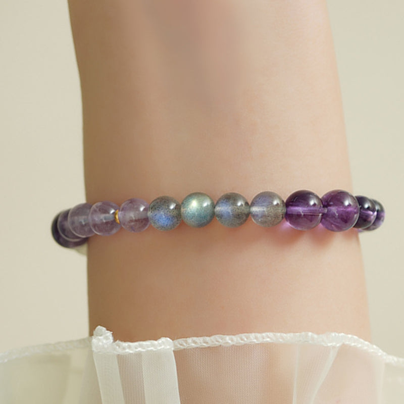 A panoramic view of the color-blocking effect of feldspar and amethyst, showcasing the visual beauty of color contrast